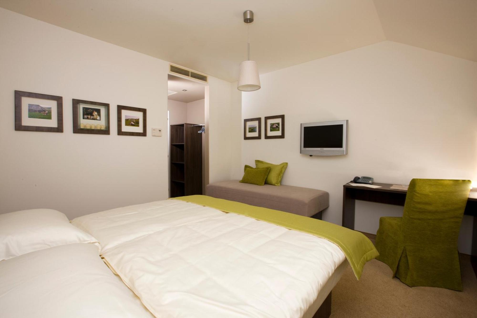 Ambient Hotel Domzale Bagian luar foto