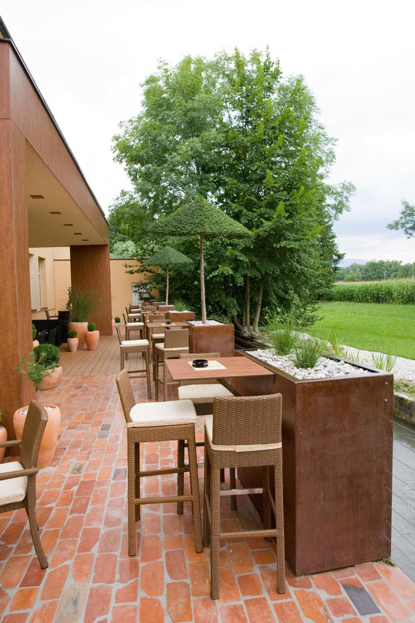Ambient Hotel Domzale Bagian luar foto